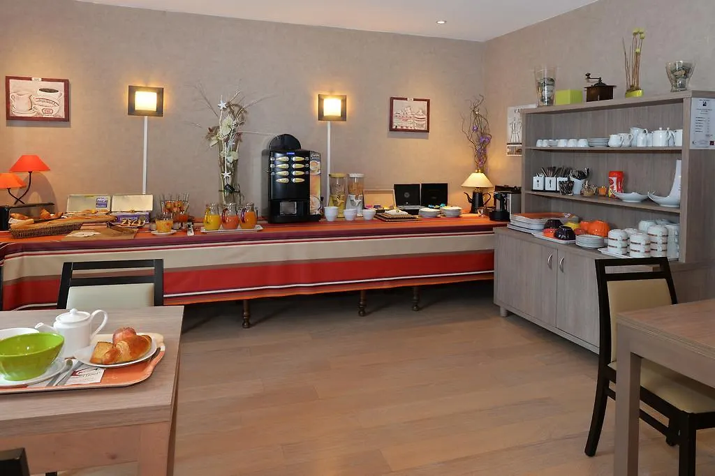 Hotel La Croix Blanche Tarbes 2*,  France
