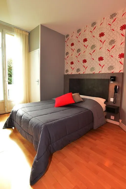 Hotel La Croix Blanche Tarbes 2*,