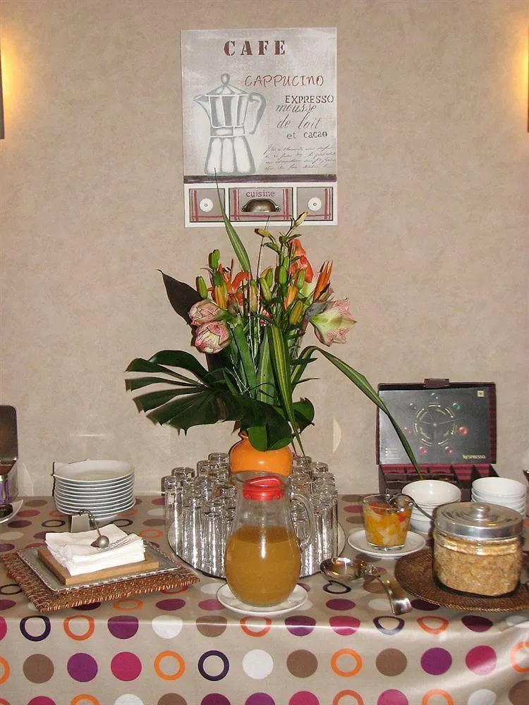 Hotel La Croix Blanche Tarbes 2*,  France