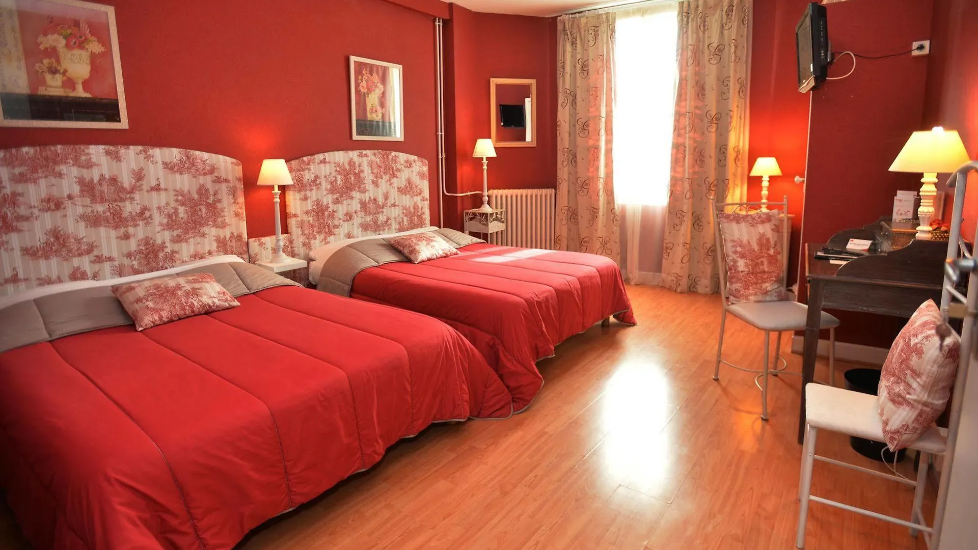 Hotel La Croix Blanche Tarbes 2*,  France