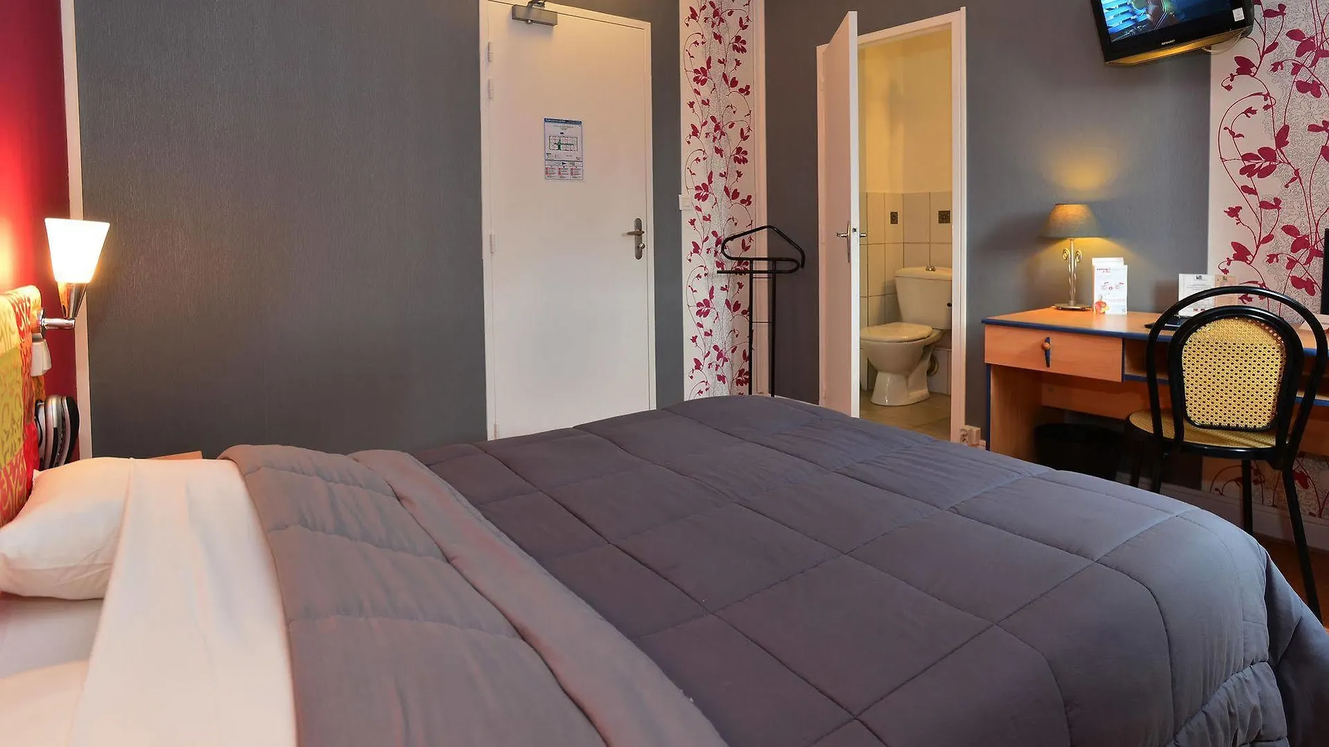 **  Hotel La Croix Blanche Tarbes France