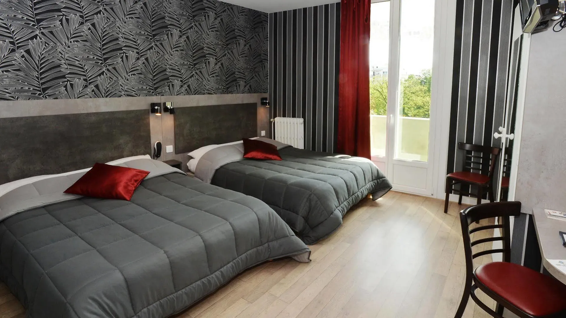 Hotel La Croix Blanche Tarbes 2*,