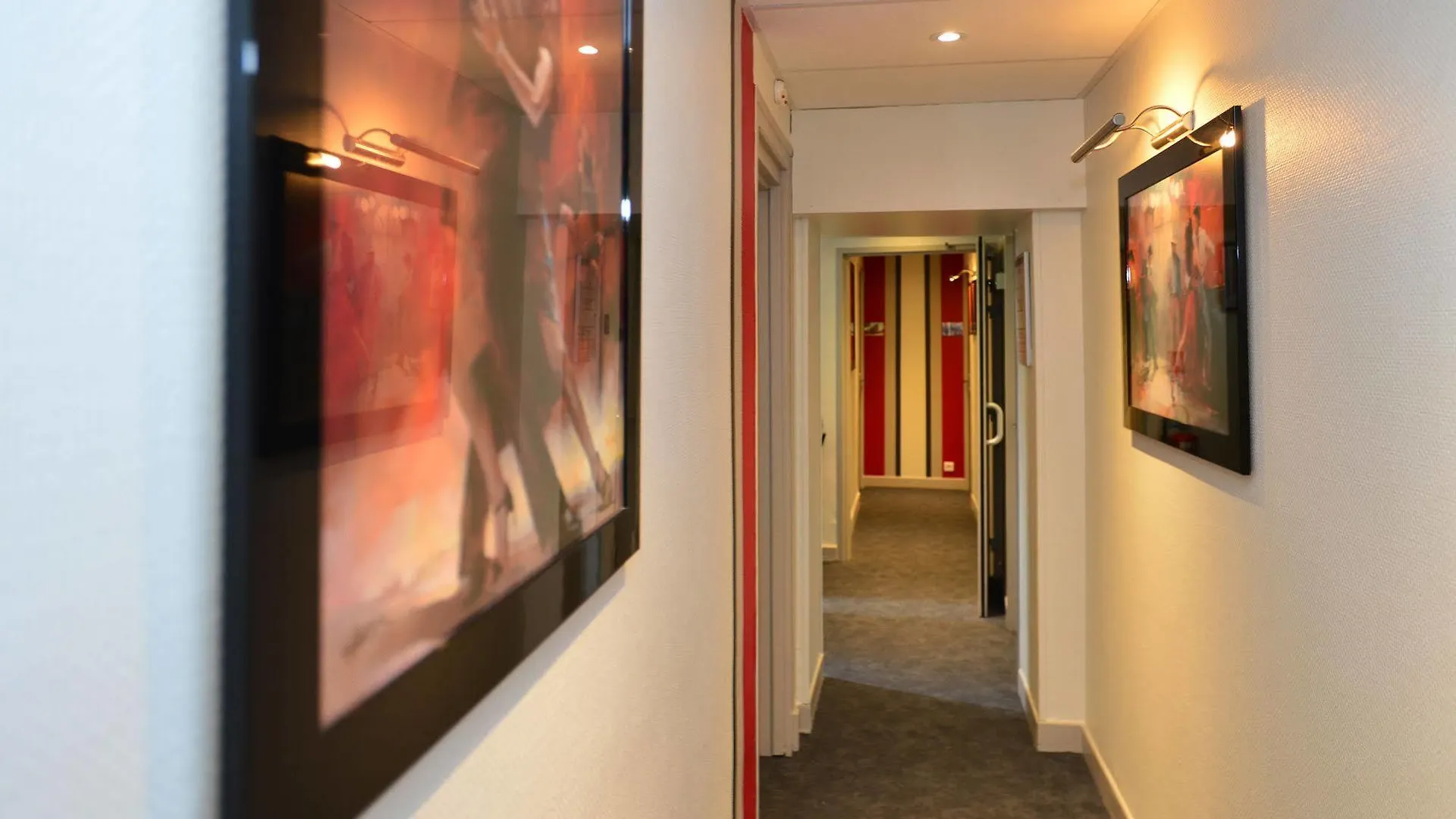 **  Hotel La Croix Blanche Tarbes France